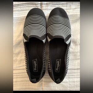 Propet NWOT Black/Gray Women’s Casual Slip On Shoes 11